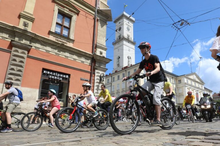 В неділю у Львові частина громадського транспорту курсуватиме по-іншому