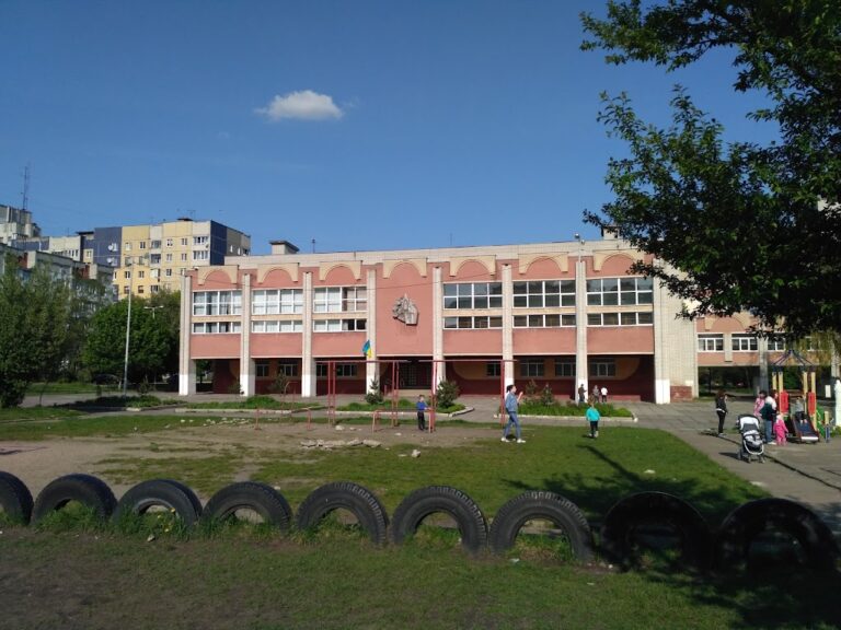 «Це діти, які ходять у вишиванках, садять дерева на честь загиблих». У Львові учні танцювали під російську музику