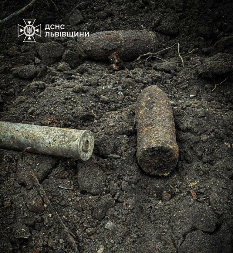 У центрі Львова знайшли чотири снаряди часів Другої світової війни, – ФОТО