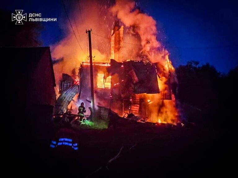 На Львівщині згорів житловий будинок — вогнеборці врятували три будівлі