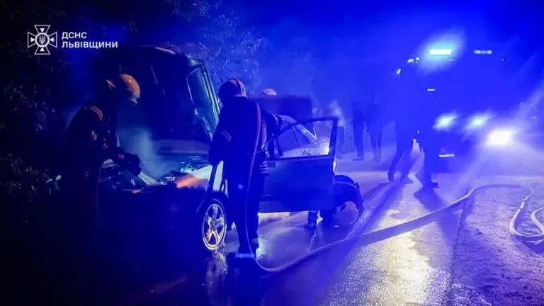 На Львівщині вночі горів Mercedes: рятувальники врятували авто від повного знищення, – ФОТО