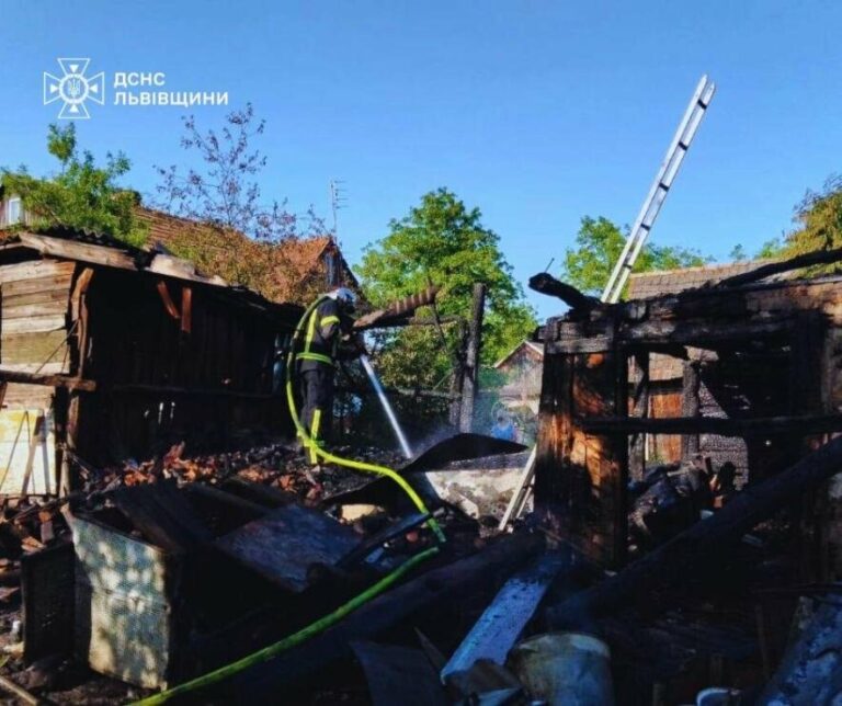 На Львівщині рятувальники запобігли масштабній пожежі: врятовано три будівлі