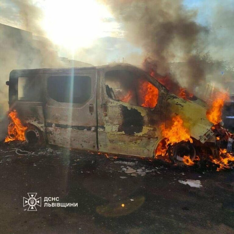 Палаючий фургон і дві автівки поруч: у Шептицькому ліквідували небезпечну пожежу, – ФОТО