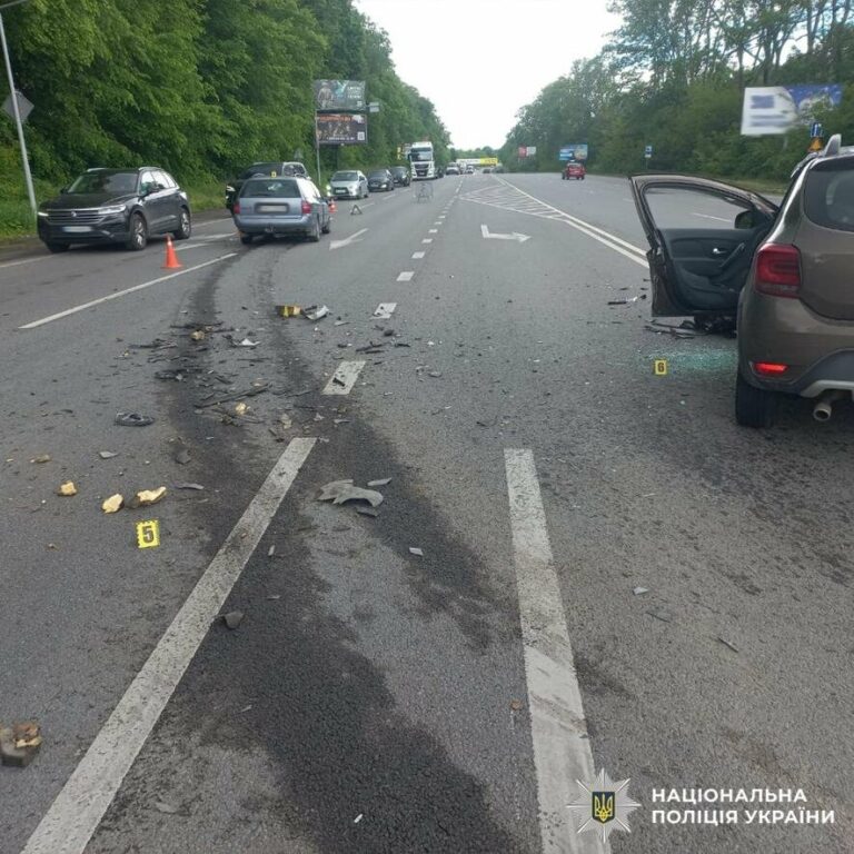 Смертельна аварія біля Львова: загинула жінка, двоє людей у лікарні