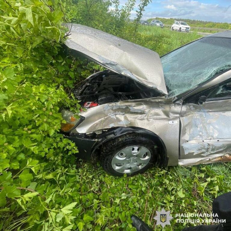На Львівщині легковик зіткнувся з вантажівкою: загинув чоловік і постраждала дитини