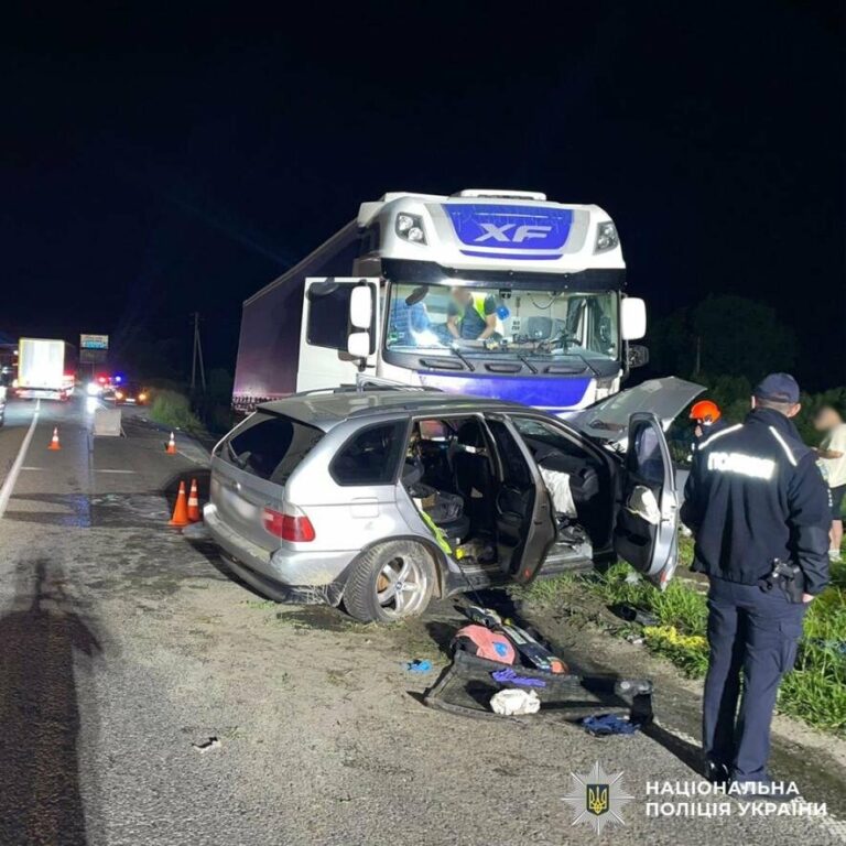 Нічна аварія на Львівщині: BMW зіштовхнувся з фурою, водій у реанімації
