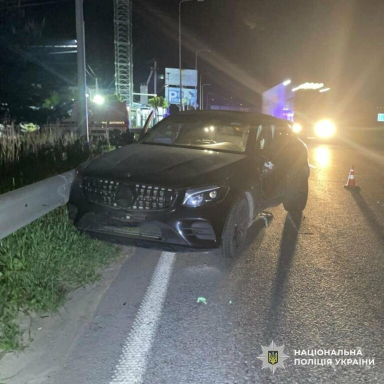 Біля Львова зіткнулися два авто: травмовані водій BMW і 19-річна пасажирка Mercedes, – ФОТО