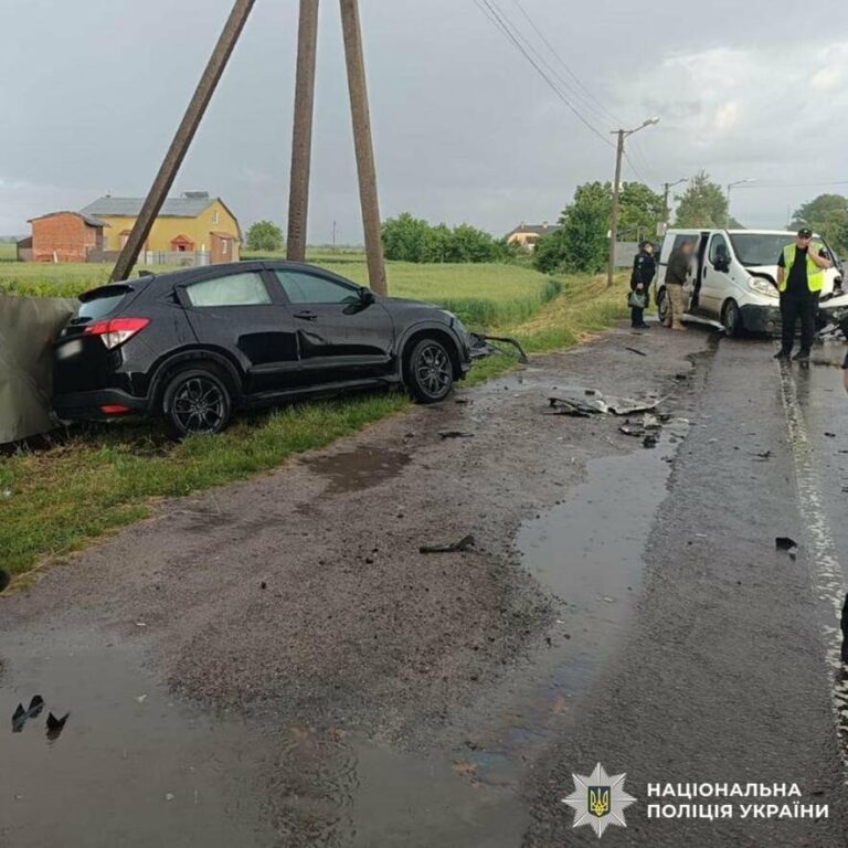 Аварія на трасі біля Львова: після зіткнення «Хонди» та мікроавтобуса госпіталізовані двоє постраждалих, – ФОТО