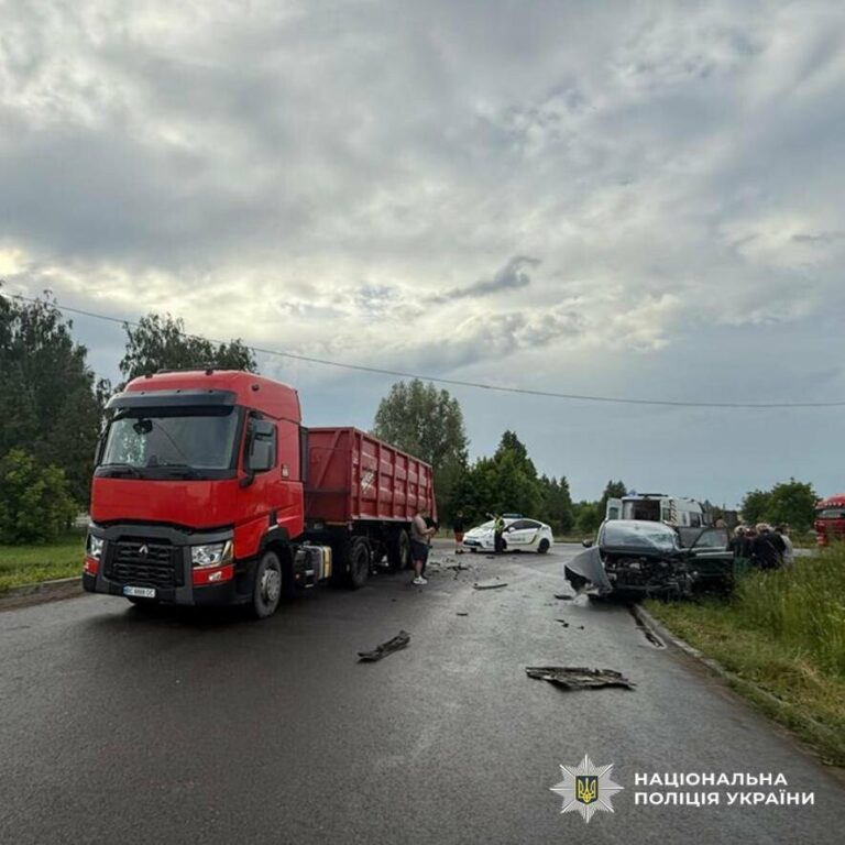 На Львівщині легковик зіткнувся з вантажівкою: травмована жінка, – ФОТО