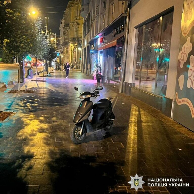 Збив на тротуарі: у центрі Львова скутер наїхав на 80-річну жінку, – ФОТО