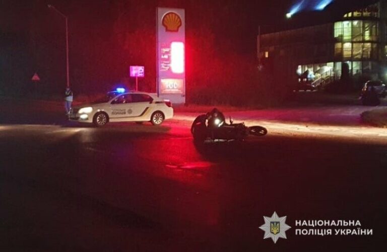 Нічна ДТП біля Львова: мотоцикліст збив пішохода, обидва в лікарні