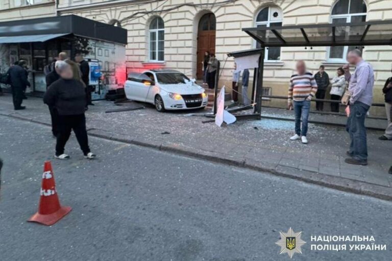 У центрі Львова автомобіль влетів у зупинку: жінка в реанімації, – ФОТО
