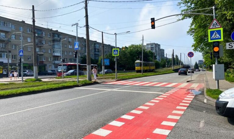 На перехресті у Львові, де торік трамвай збив жінку з дитиною, встановлять світлофор. Це планували від 2021-го року