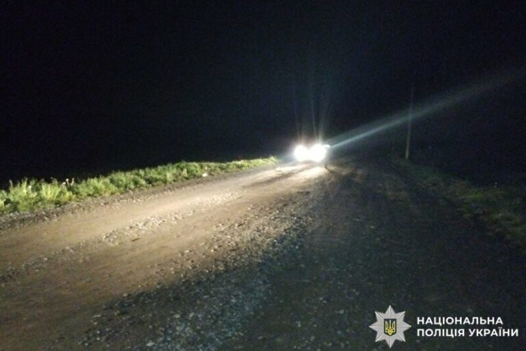 На Львівщині 15-річна мотоциклістка збила 58-річного пішохода: обох доправили до лікарні