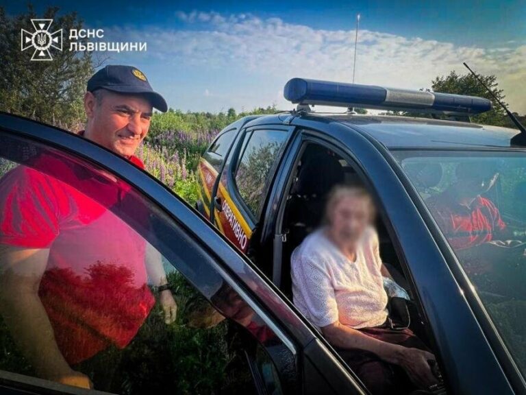 На Львівщині рятувальники відшукали літню жінку, яка заблукала, повертаючись із дачі