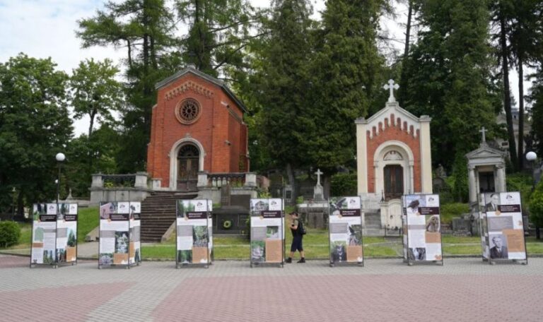 На Личаківському цвинтарі у Львові відкрили виставку