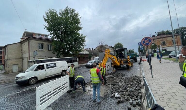 На частині Личаківської у Львові ліквідують просідання бруківки
