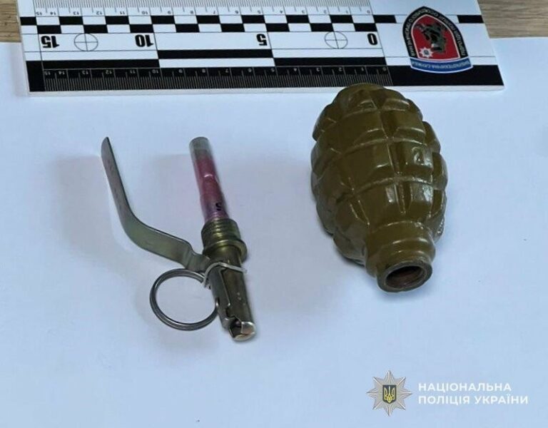 Граната на прилавку: на Львівщині повідомили про підозру чоловіку, який намагався “сховати” боєприпас