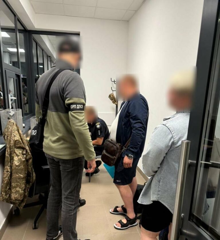«Весільний експрес»: на кордоні з Польщею чоловік намагався виїхати з двома дружинами