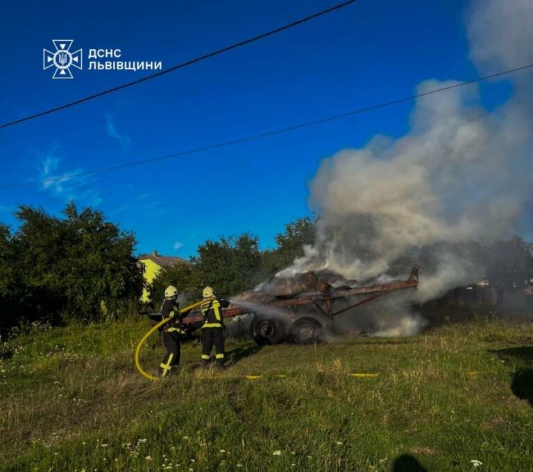 На Львівщині горіла солома та причіп: обійшлося без жертв, – ФОТО
