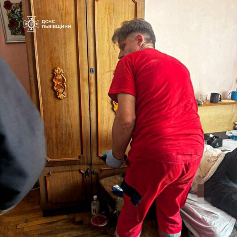 У Трускавці рятувальники допомогли жінці, яка затиснула руку між меблями