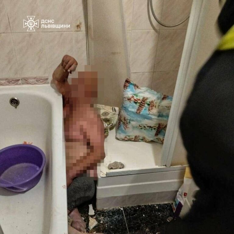 Незвична надзвичайна подія на Львівщині: рятувальники визволяли чоловіка з ванної кімнати, – ФОТО