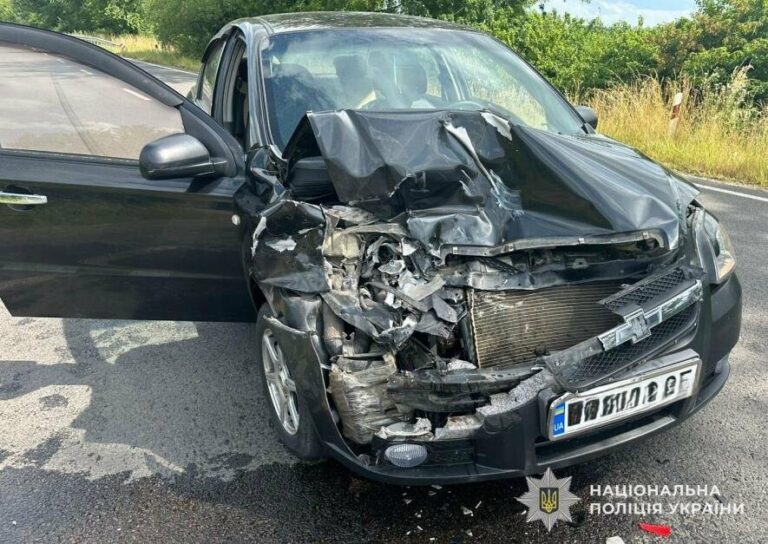 На Львівщині мікроавтобус зіткнувся з легковиком: постраждало літнє подружжя, – ФОТО