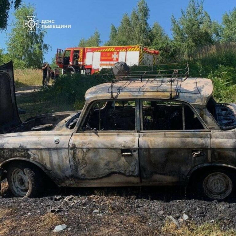 Пожежа на Львівщині: вогонь знищив автомобіль «Москвич 412», – ФОТО