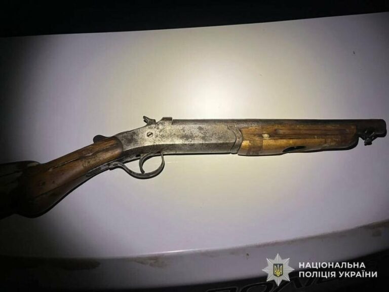 На Львівщині п’яний чоловік прийшов до сусіда з обрізом: його затримала поліція