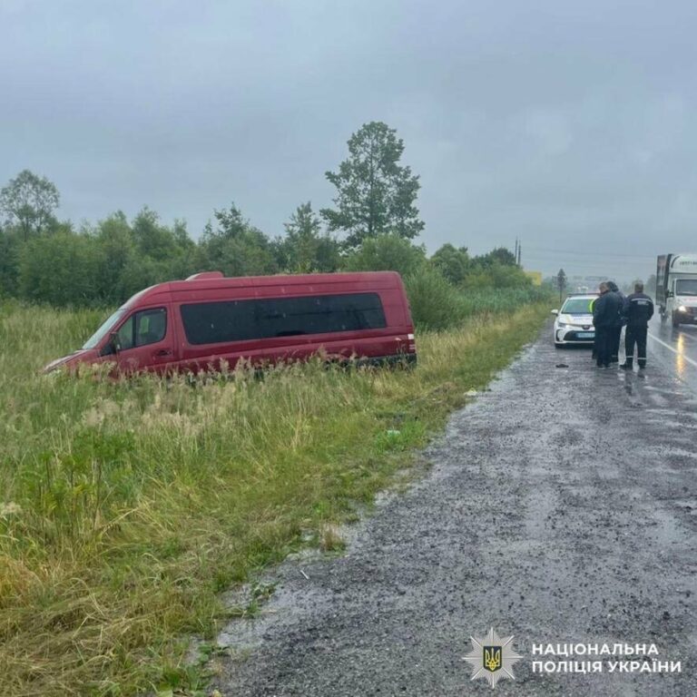 На Львівщині мікроавтобус збив пішохода: чоловіка госпіталізовано