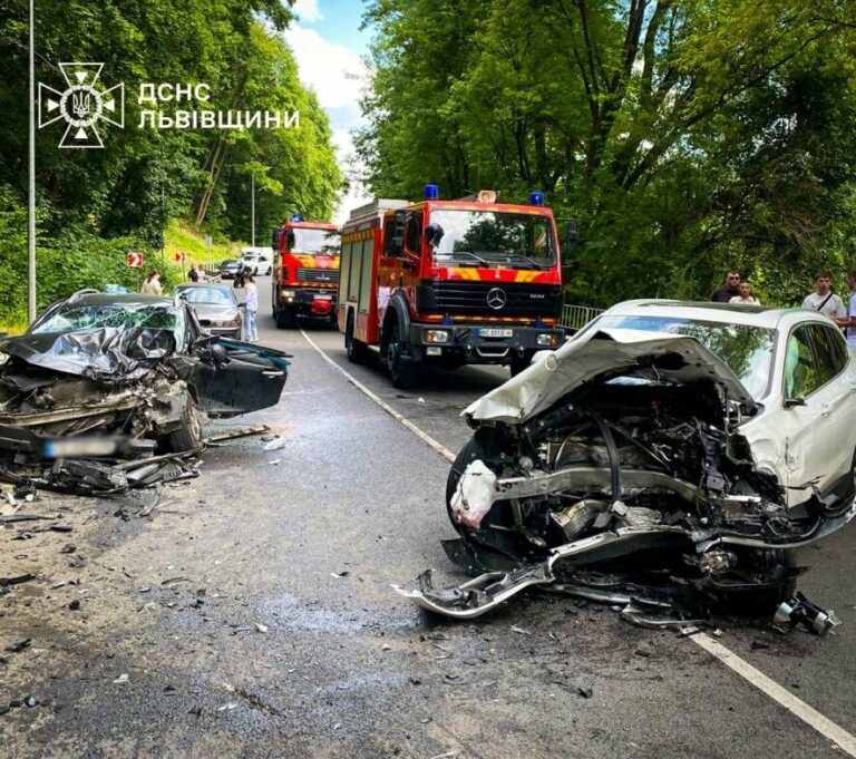 Масштабна ДТП біля Львова: зіткнулись чотири авто, двох людей вирізали з уламків, – ФОТО