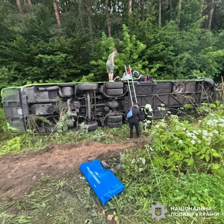 На Львівщині після ДТП перекинувся автобус із пасажирами: понад пів сотні людей травмовані – ФОТО