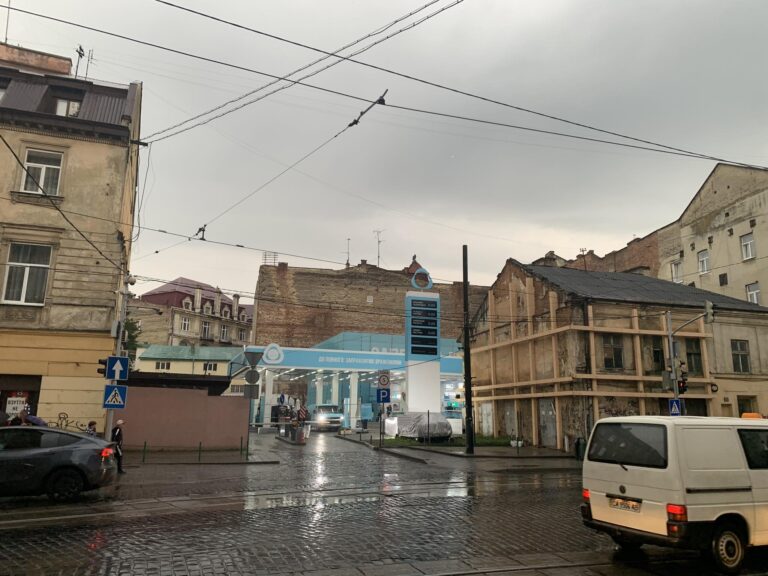 Львів’яни обурились «заправкою», яка впритул до будинків біля центру міста. Що там насправді