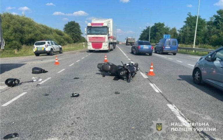 На Львівщині травмовані двоє водіїв унаслідок зіткнення Honda з мотоциклом