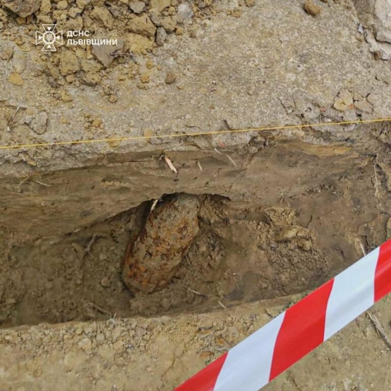 На Львівщині біля будинку знайшли артснаряд часів Другої світової, – ФОТО