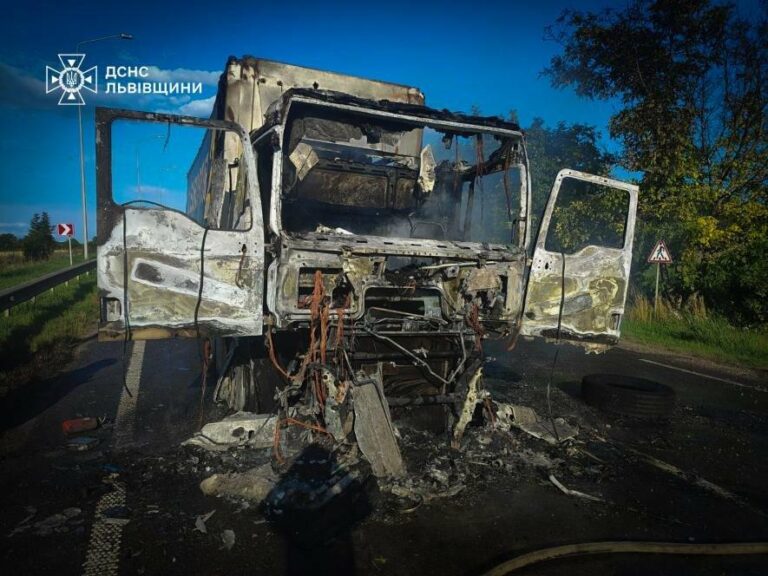 На Львівщині під час руху загорівся вантажний автомобіль, – ФОТО