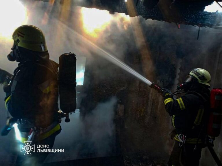 На Львівщині чоловік отримав важкі опіки під час пожежі в житловому будинку