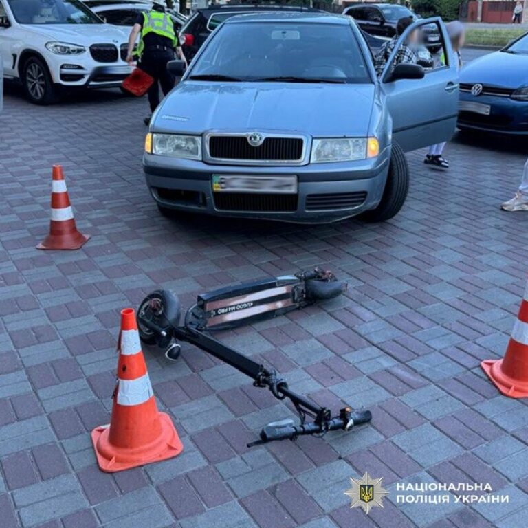 У Львові авто збило самокатиста: чоловік у лікарні