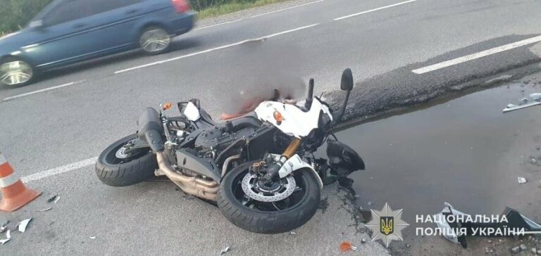 На Львівщині мотоцикл зіткнувся з авто: двоє людей у лікарні, – ФОТО