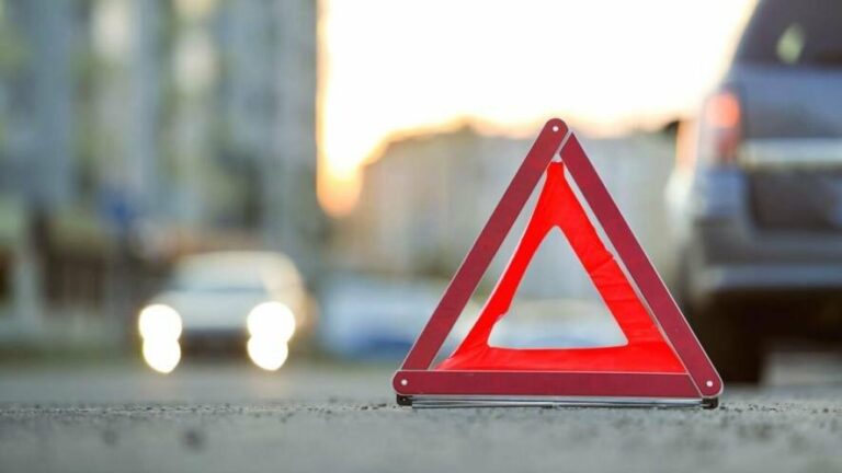 Трагедія на трасі: водій збив чоловіка, що сидів на асфальті