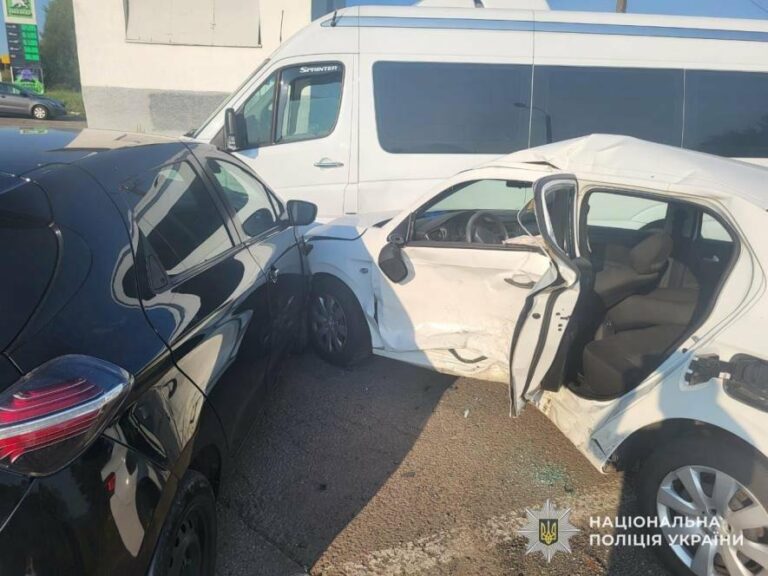У Дрогобичі сталася ДТП за участі трьох автомобілів: травмована водійка