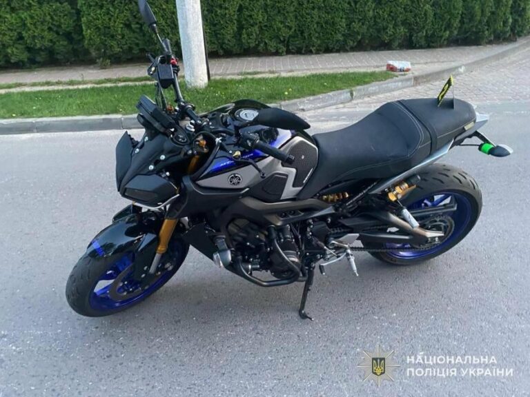 На Львівщині зіткнулися мотоцикл і авто: постраждала жінка