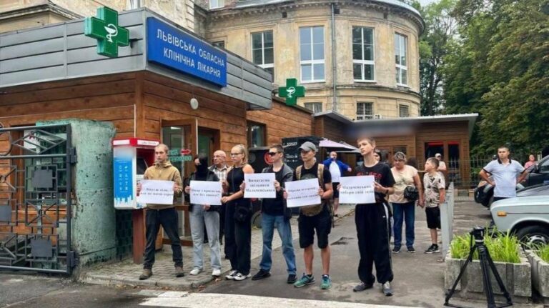 У Львові триває акція протесту: вимагають звільнити лікаря