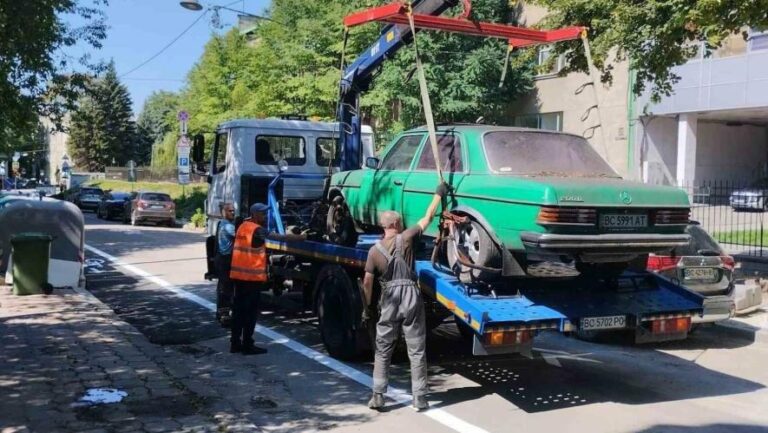 Стояло і ржавіло: зі Львова прибрали ще одну автівку