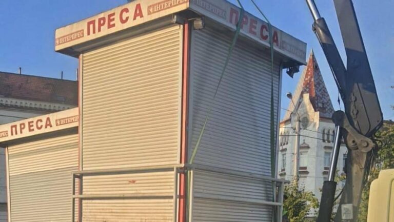 Мінус два МАФи: у Львові знесли кіоски “Інтерпресу”