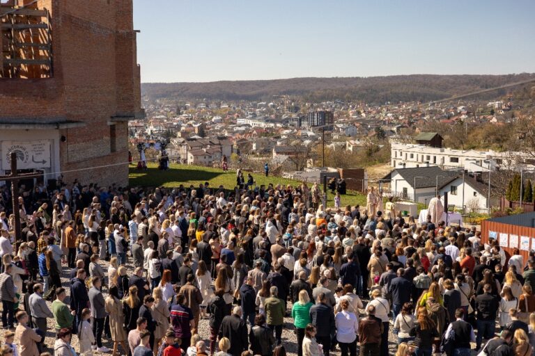 дискусії, культура, молитва та благодійність