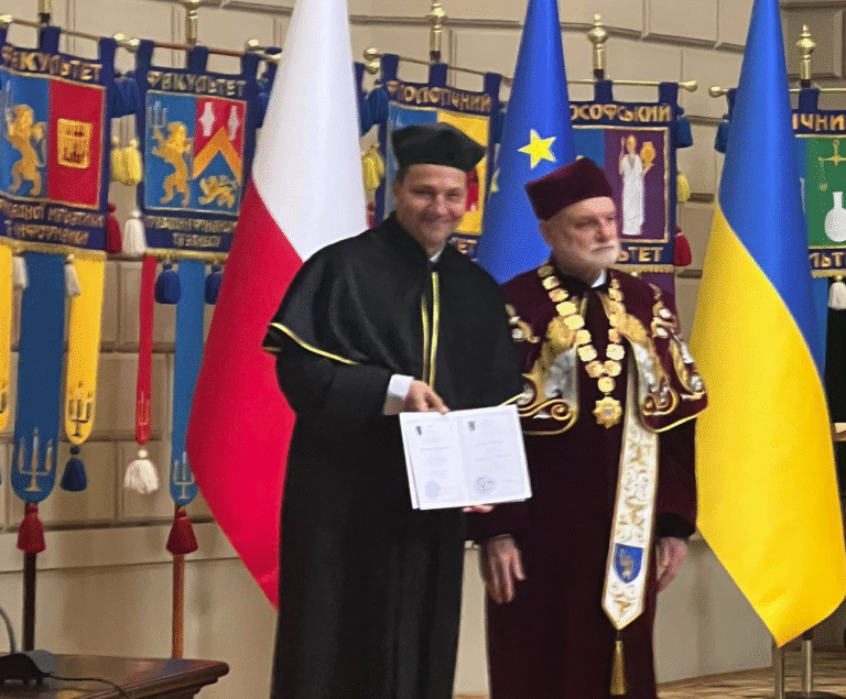 Львівський університет нагородив звання почесного доктора польському міністру закордонних справ.