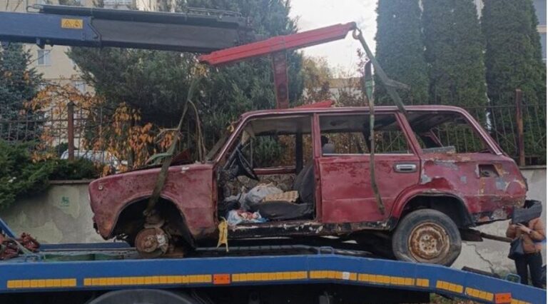 У Львові під час очищення вулиць вивезли ще два залишені автомобілі.