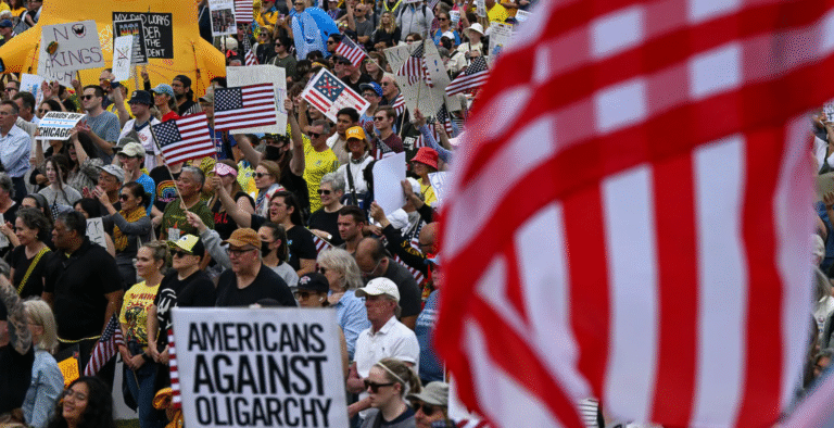 У США тисячі людей вийшли на протести проти політики Трампа, а республіканці охарактеризували це як «ворожість до Америки».