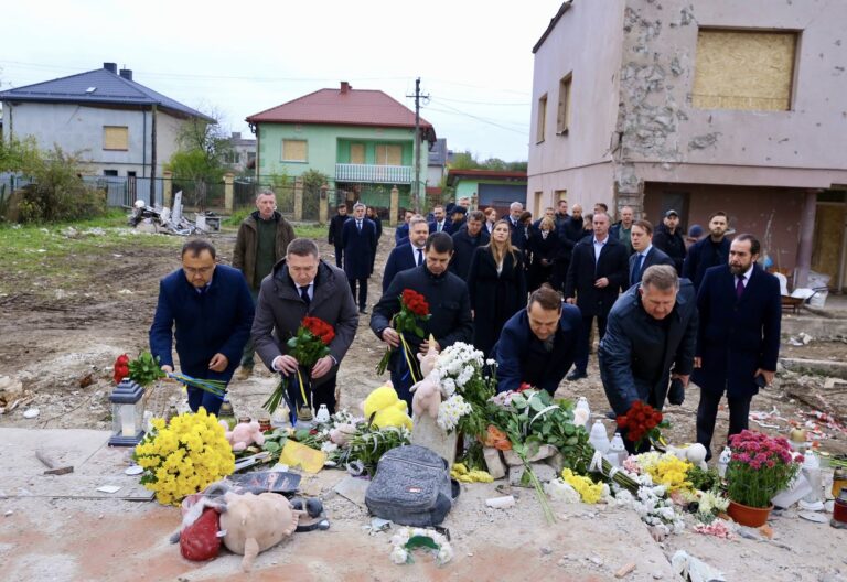 Глава польського МЗС побував на локації російського обстрілу поблизу Львова.